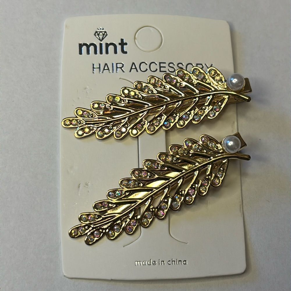 NWT Mint women’s pair of gold tone rhinestone embellished feather hair clips